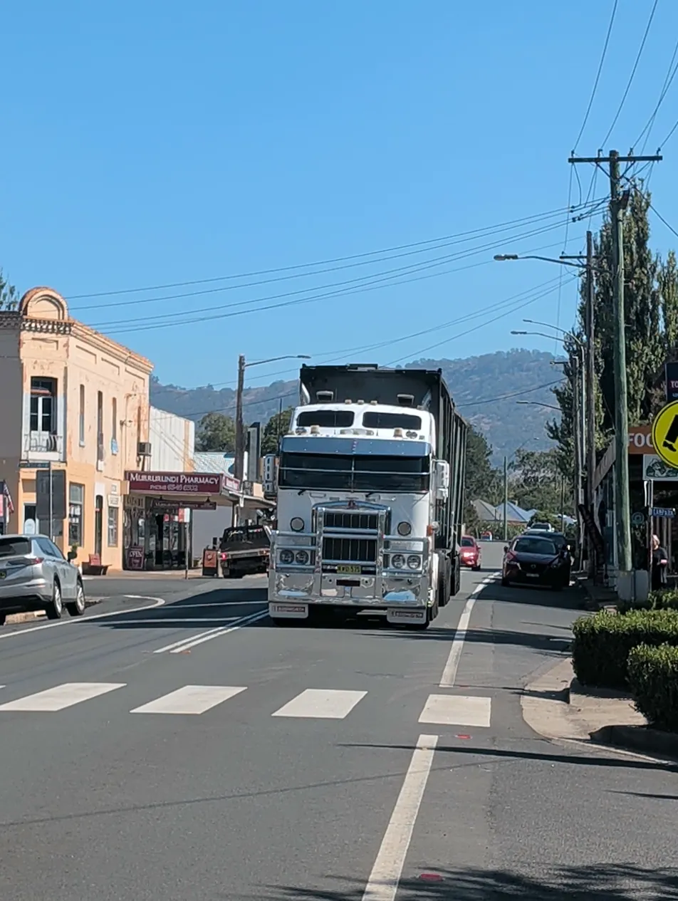 Truck approaching the Murrurundi pedestrian crossing from Mayne Street